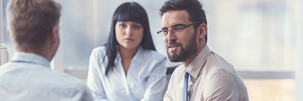 Asesoramiento Fiscal - Persona de traje hablando en una reunión en la oficina Asesoramiento Fiscal - Persona de traje hablando en una reunión en la oficina