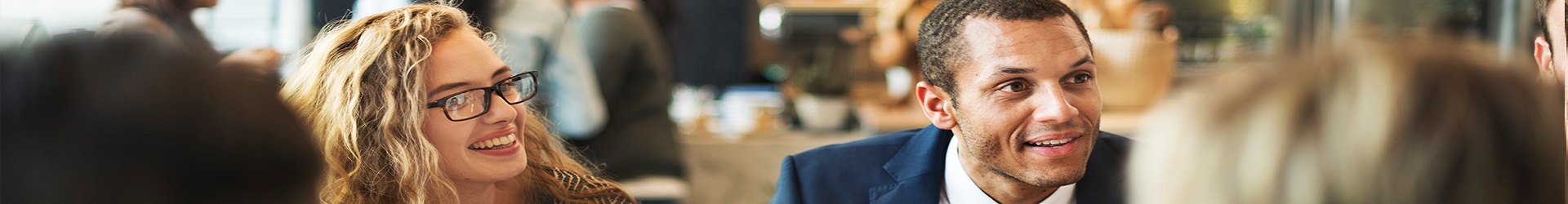 Servicio de Atención al Cliente - Dos personas con traje atendiendo a unos clientes en una oficina Servicio de Atención al Cliente - Dos personas con traje atendiendo a unos clientes en una oficina
