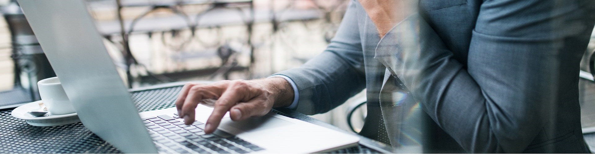Cuenta Promueve Negocios Empresas - Hombre de traje trabajando con portátil Cuenta Promueve Negocios Empresas - Hombre de traje trabajando con portátil