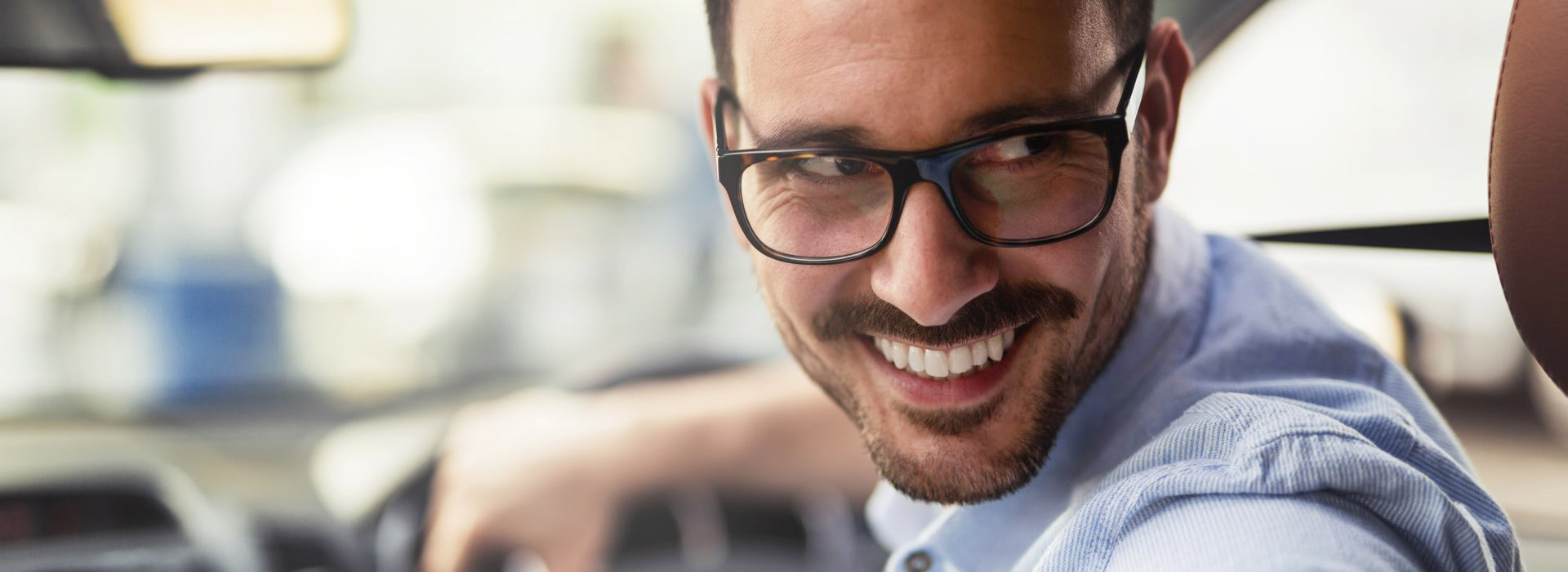 Financiación para Autónomos - Hombre con gafas sonriendo - [dm:entidad]