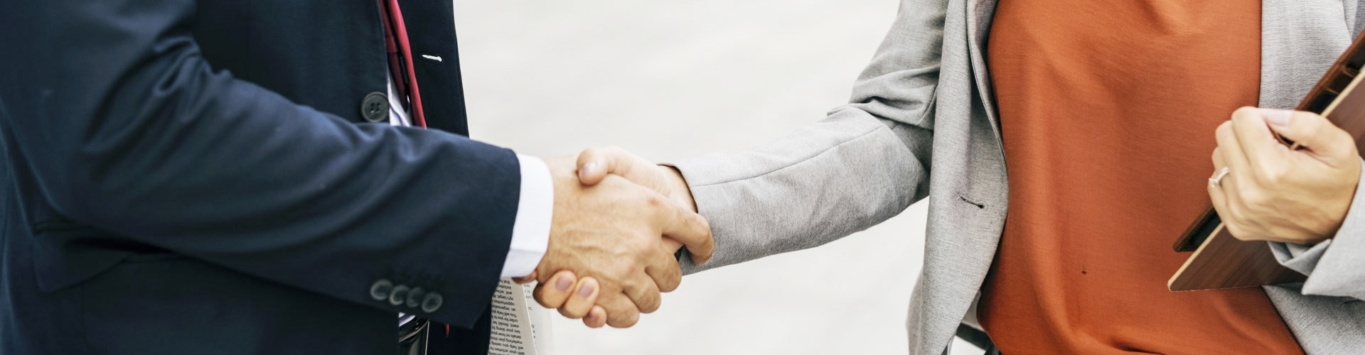 Compraventa de Divisa a Plazo Internacional - Hombre y mujer de traje dándose un apretón de manos - Caja Rural de Navarra Compraventa de Divisa a Plazo Internacional - Hombre y mujer de traje dándose un apretón de manos - Caja Rural de Navarra