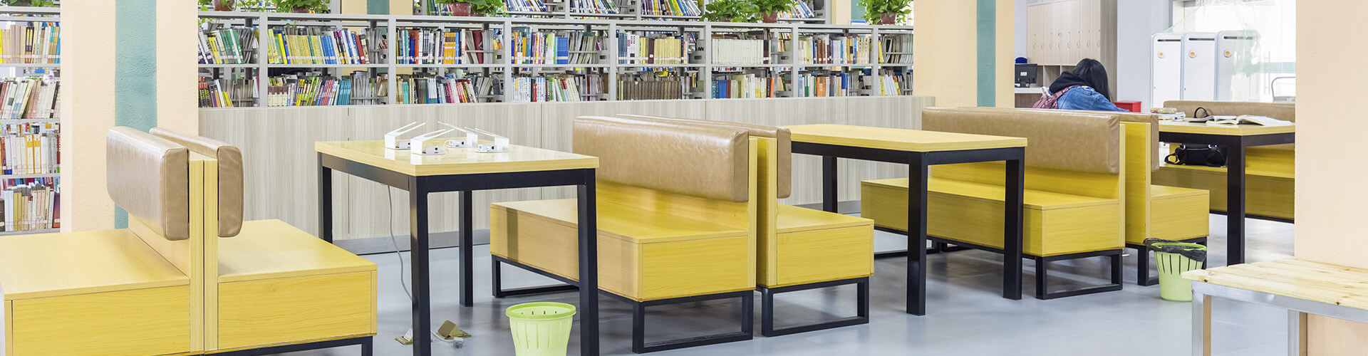 Momento Sector Público - Biblioteca con mesas y sillas - Caja Rural de Navarra Momento Sector Público - Biblioteca con mesas y sillas - Caja Rural de Navarra