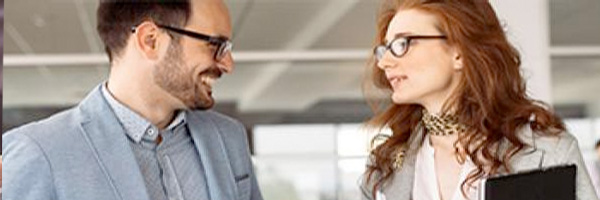 Financiación Instituciones - Hombre y mujer de traje hablando en oficina - [dm:entidad]