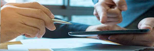 Gestión de efectivo - Dos manos en oficina - [dm:entidad]