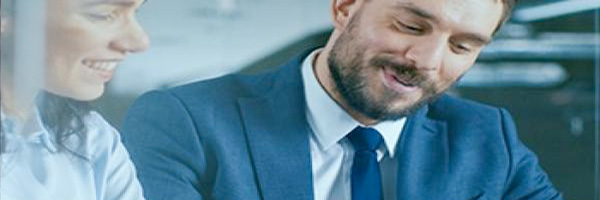 Gestión de Patrimonios - Hombre de traje y mujer con camisa sonriendo - [dm:entidad]