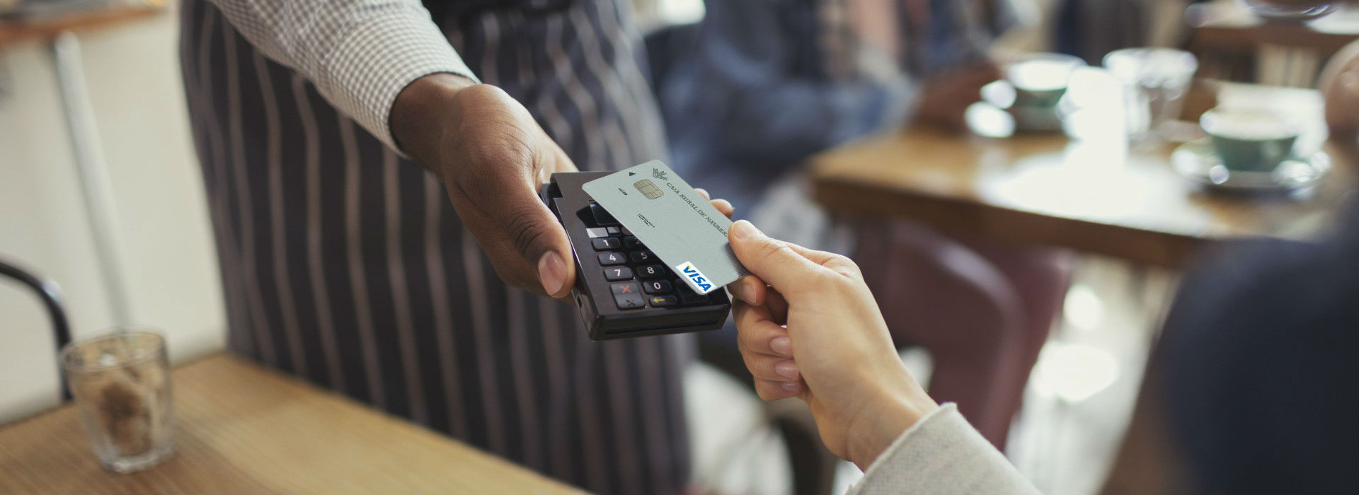 Tarjeta Cliente pagando en cafetería con tarjeta en TPV- [dm:entidad]