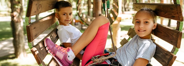 Diversión para toda la familia - Niños del programa en marcha en el campamento aventura sonriendo Diversión para toda la familia - Niños del programa en marcha en el campamento aventura sonriendo
