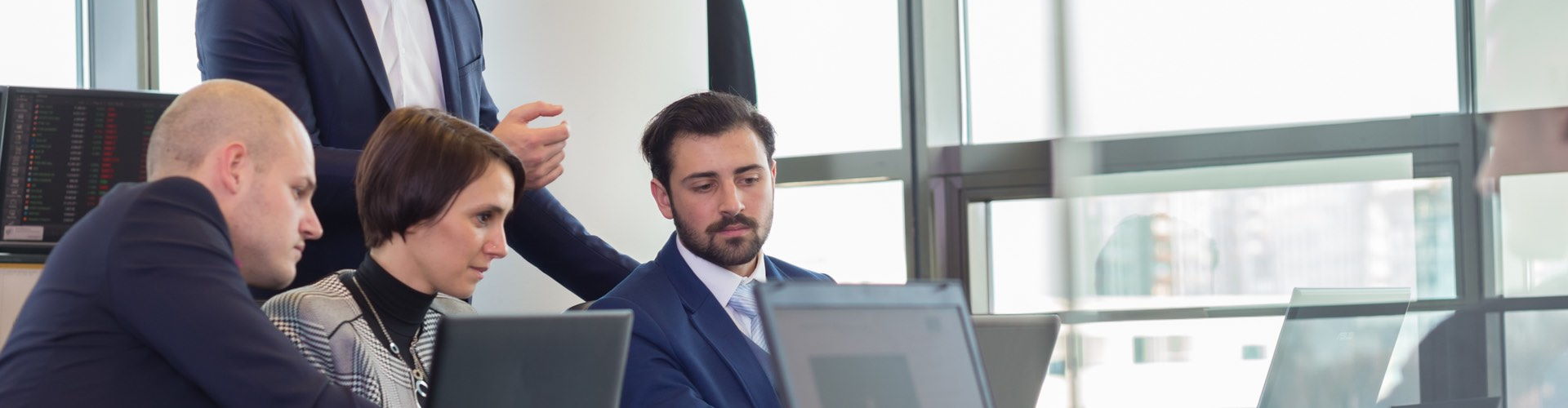 Financiación circulante - Un grupo de empleados de oficina en una reunión - Caja Rural de Navarra Financiación circulante - Un grupo de empleados de oficina en una reunión - Caja Rural de Navarra