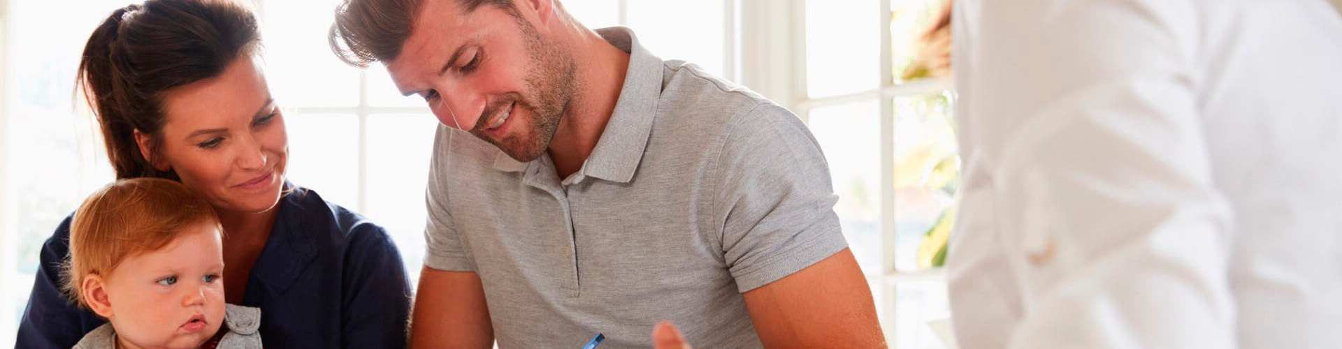 Préstamos Caja Rural de Navarra Particulares - Hombre y mujer con su bebe sonriendo - Caja Rural de Navarra Préstamos Caja Rural de Navarra Particulares - Hombre y mujer con su bebe sonriendo - Caja Rural de Navarra