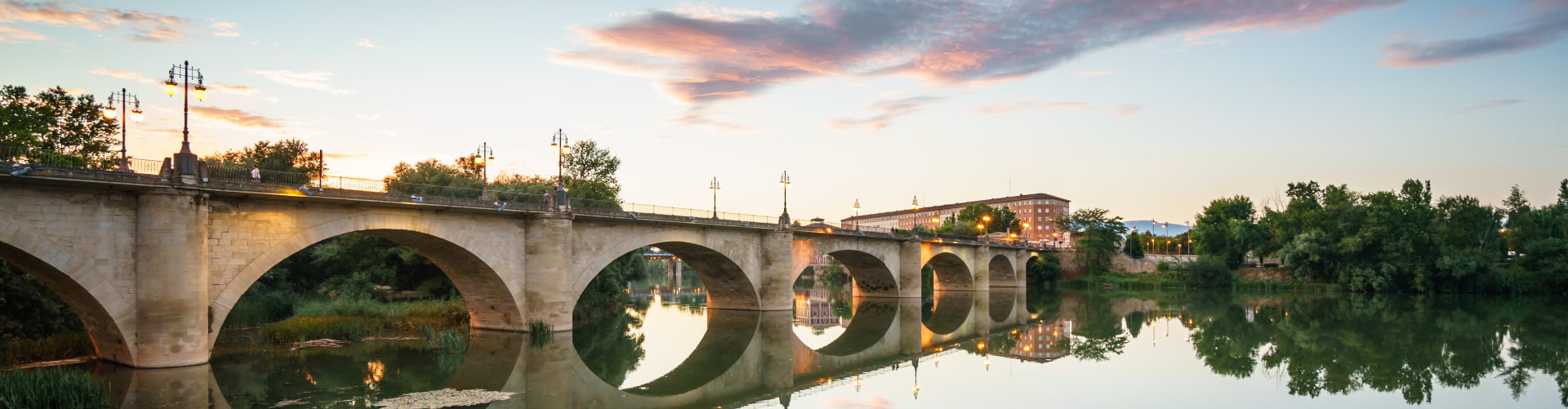 Puente-de-logrono-sobre-el-rio-contra-el-cielo-durante-el-atardecer