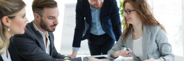 Acceso-preferente-a-financiacionacceso-preferente-a-financiacion-emprendedores-personas-con-traje-revisando-papeles-[dm:entidad]