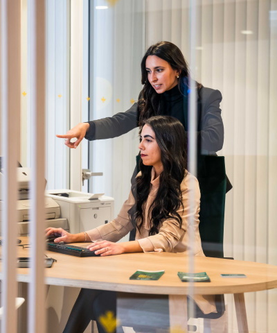 ¿Buscas trabajo? compañeras-trabajando-juntas-en-un-ordenador ¿Buscas trabajo? compañeras-trabajando-juntas-en-un-ordenador