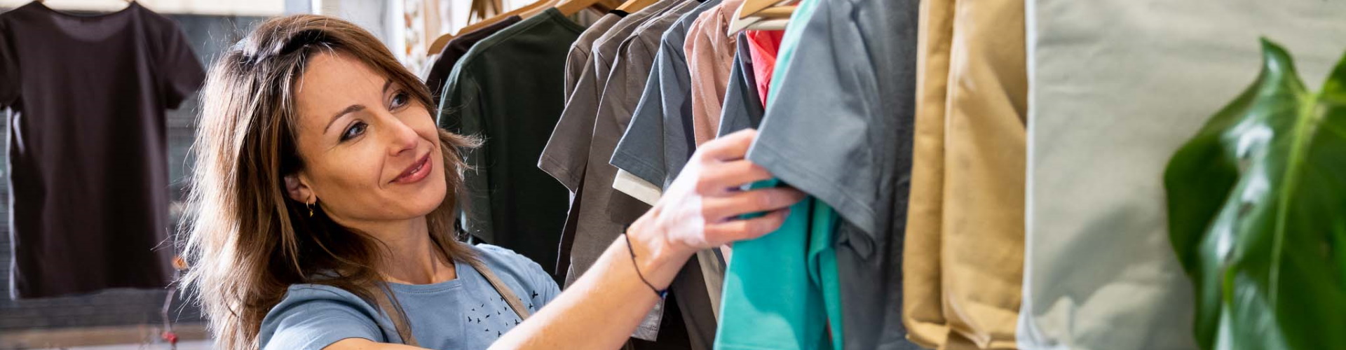 Ventajas Promueve Autónomos - mujer autónoma en su comercio de ropa Ventajas Promueve Autónomos - mujer autónoma en su comercio de ropa