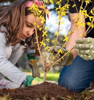Política de Inversión Socialmente Responsable - Niña plantando árbol - Nafarroako Rural Kutxa