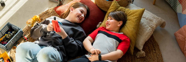 Programa En Marcha Infantil -  Niña y niño en su cuarto tirados en un puf - [dm:entidad]