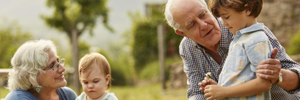 Programa Pensión - abuelos-hablando-a-niños-campo-familia-margaritas