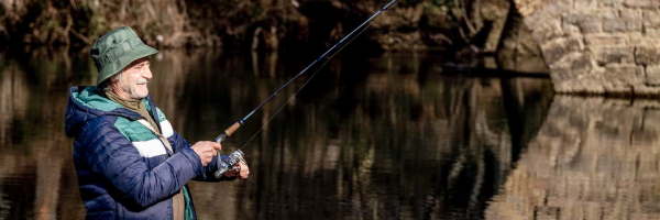Planes de pensiones-hombre-pescando-en-el-río-caja-rural-de-navarra Planes de pensiones-hombre-pescando-en-el-río-caja-rural-de-navarra