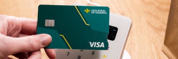 mano acercando tarjeta a tpv de [dm:entidad]