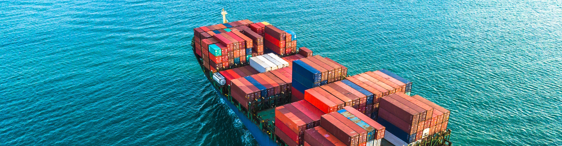 Plataforma Comex - Te acompañamos en el proceso de internacionalización de tu empresa Barco transportando contenedores en el mar