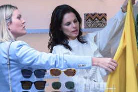 mujeres mirando ropa en boutique