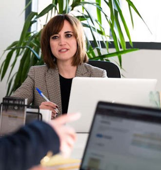 Fundaciones - Personas relacionadas con una fundación trabajando en su oficina