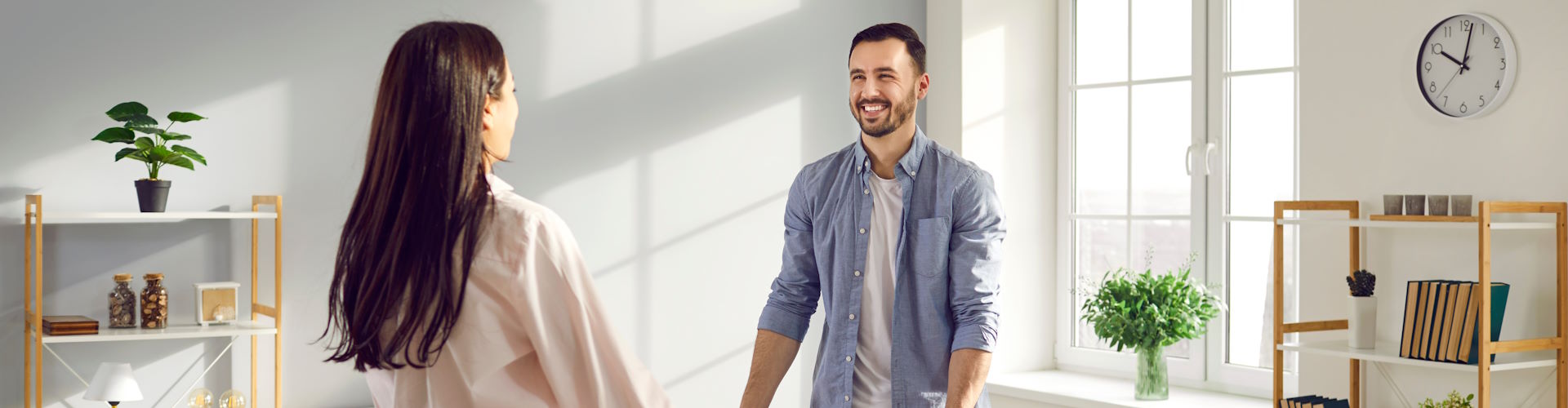 Pareja cargando un sofá en su casa