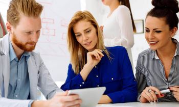 Financiacion_con_organismos_oficiales_grupo_personas_negocios_trabajando_en_equipo_sala_reuniones
