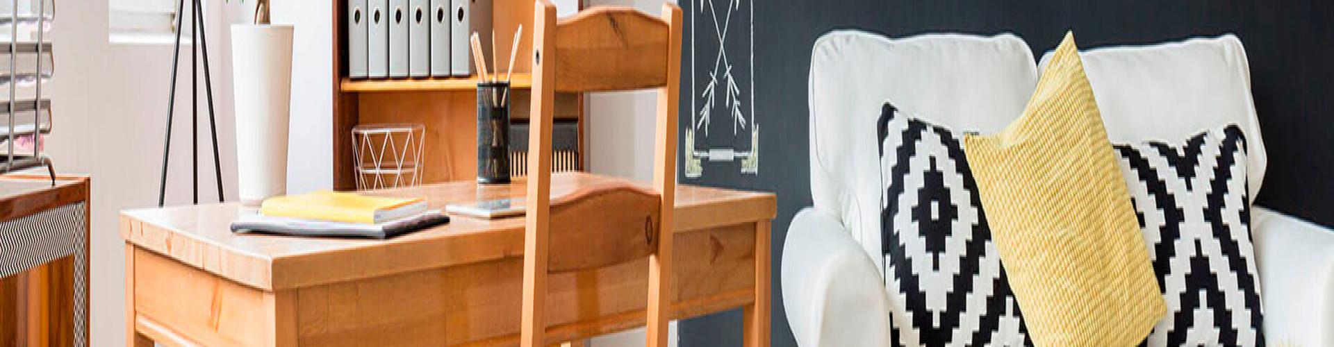 Simulador de hipotecas - Salón de casa con un sofá blanco y una mesa con sillas de madera