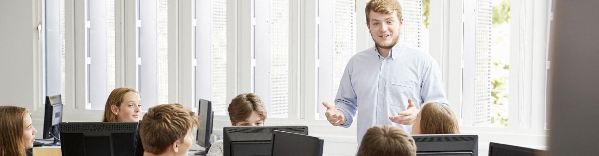 Centros educativos - Profesor en clase con alumnos - Caja Rural de Navarra