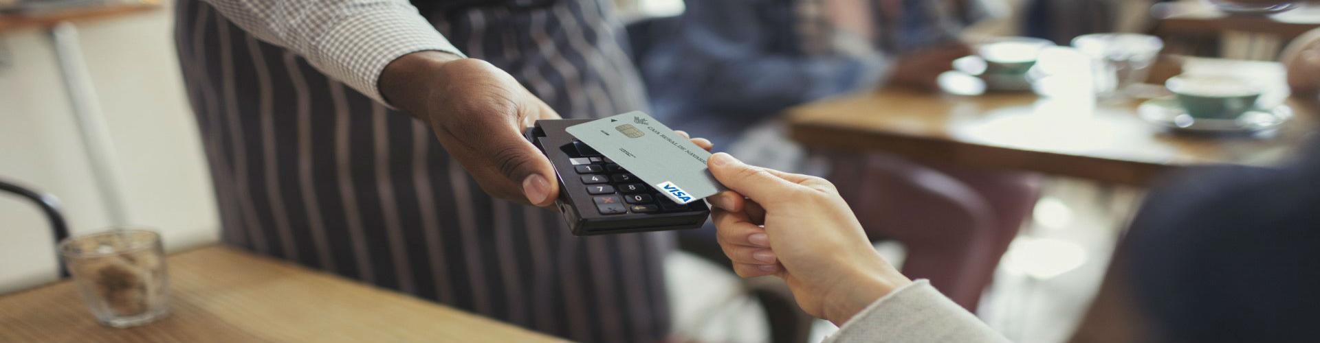 Tarjeta Cliente pagando en cafetería con tarjeta en TPV- Caja Rural de Navarra