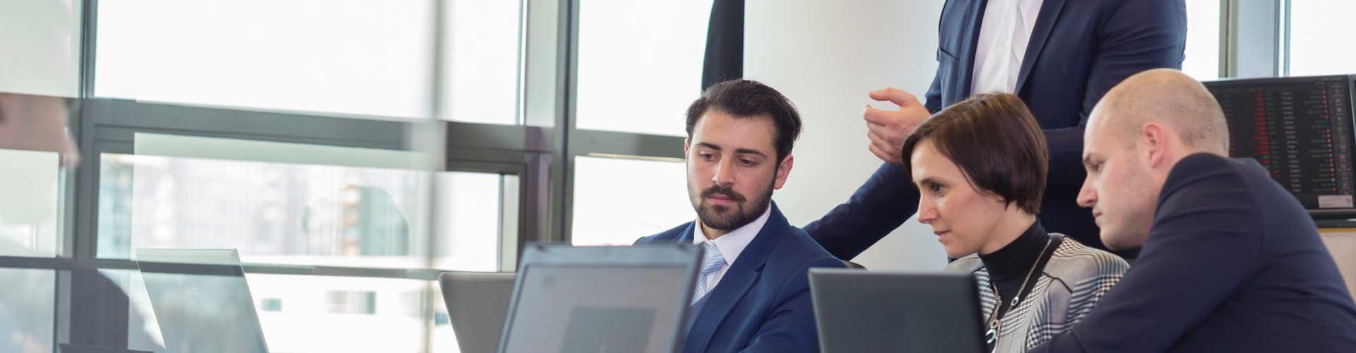 Financiación Circulante distribuidor - Gente en oficina en una reunión - Caja Rural de Navarra