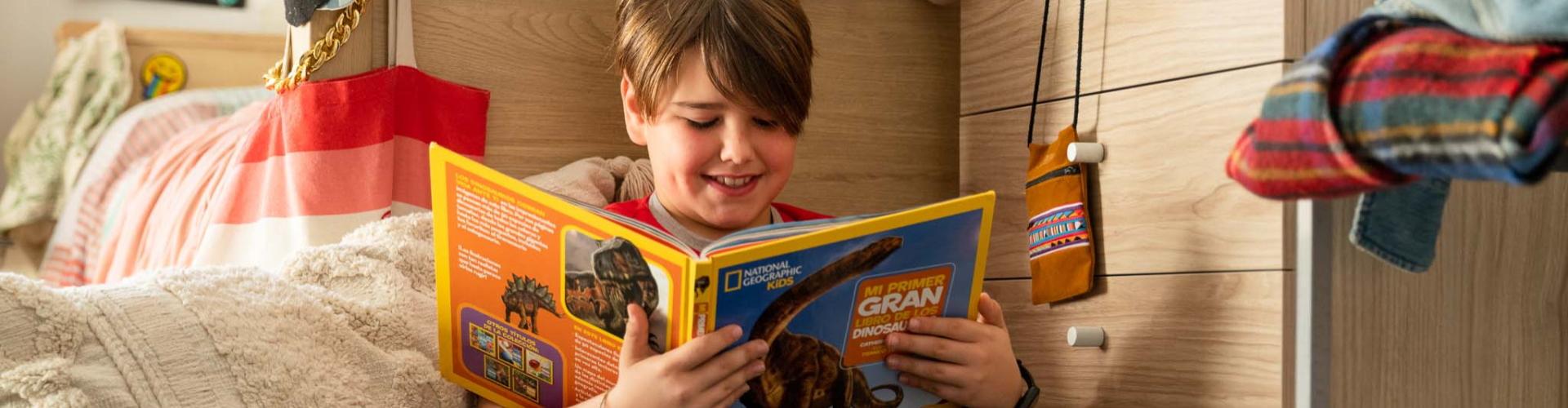 Ahorra con la libreta en marcha - Niño leyendo tbo en su cuarto