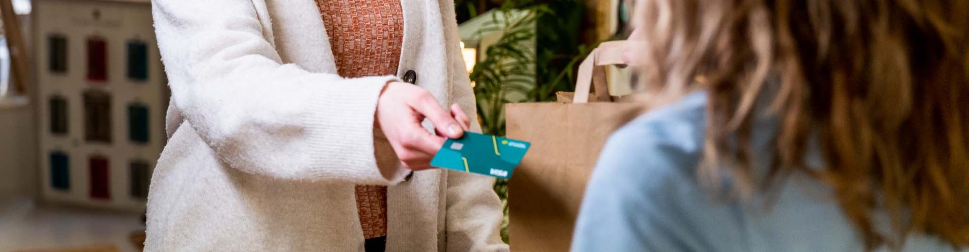 Tarjetas Promueve Autónomos - Mujer pagando en comercio con tarjeta de [dm_entidad]