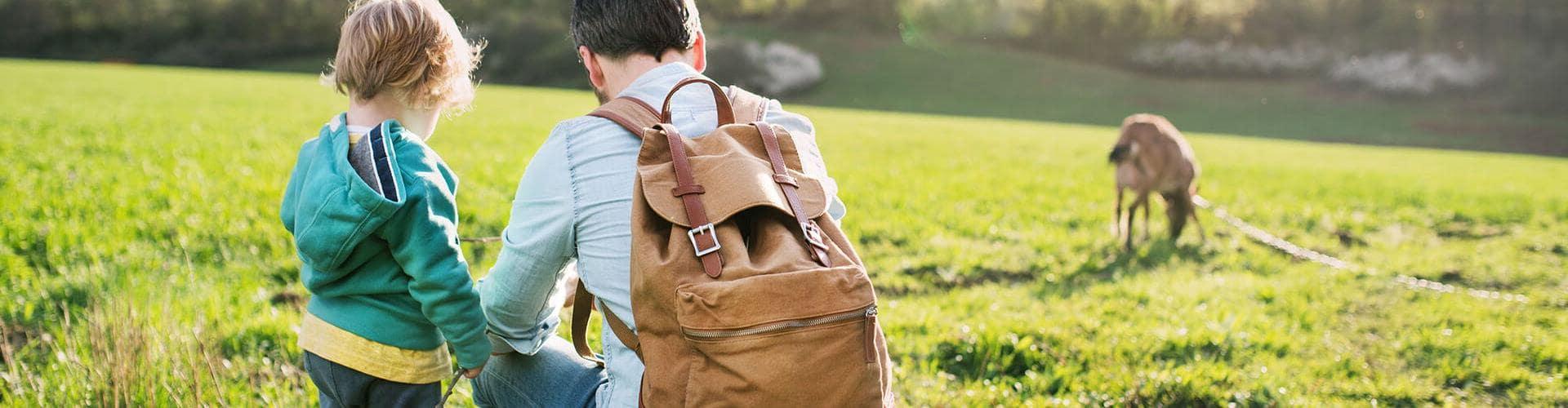 Planes de Pensiones Subportada - Padre e hijo con perro en naturaleza - Caja Rural de Navarra