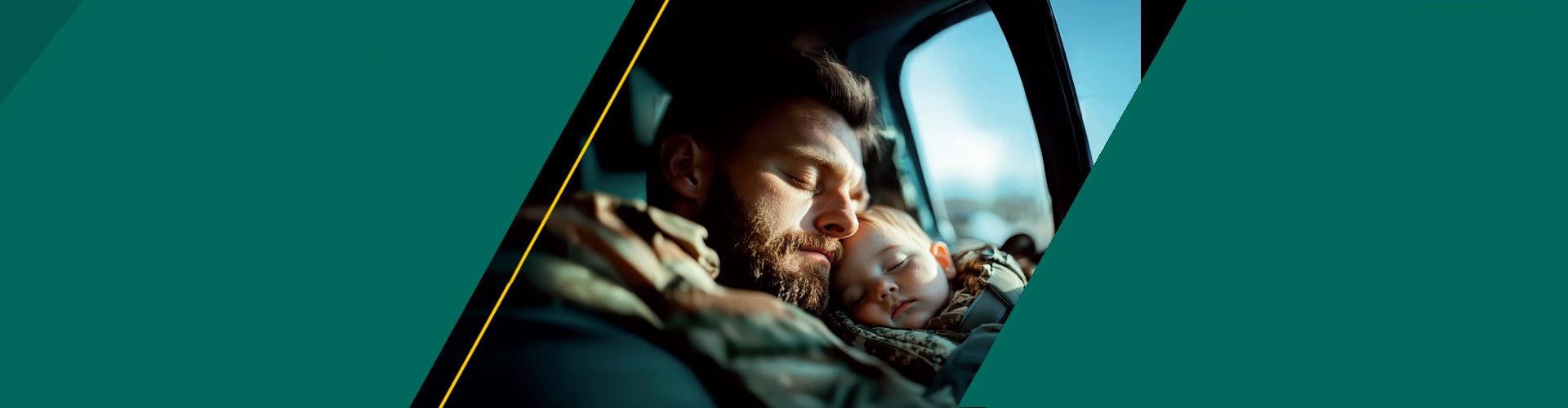 Hombre durmiendo con bebe en brazos dentro del coche