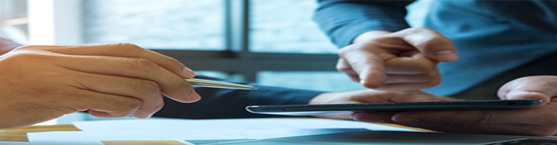Gestión de efectivo - Dos manos en oficina - Caja Rural de Navarra