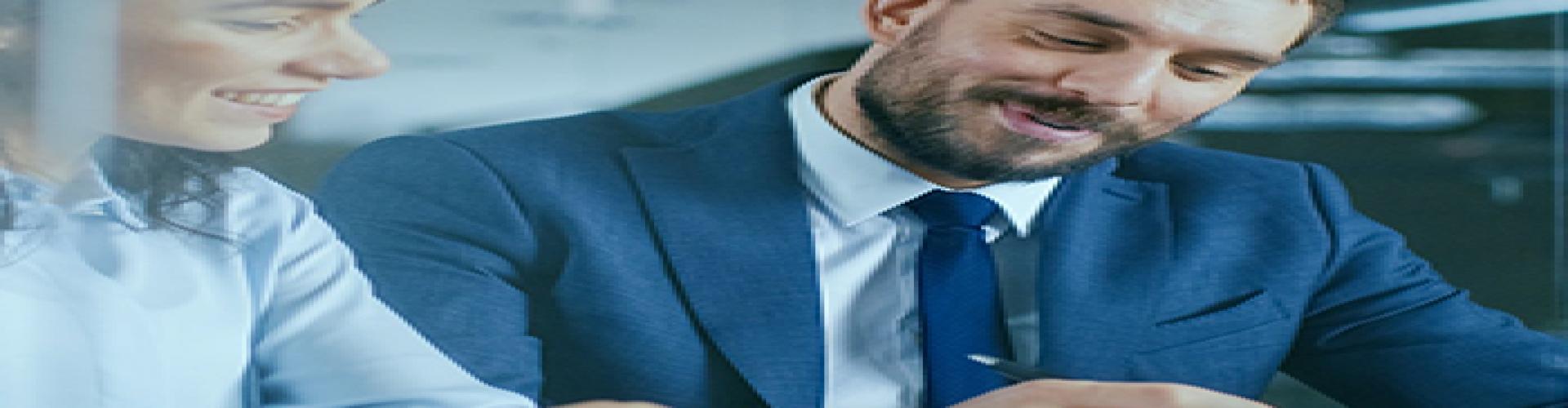 Gestión de Patrimonios - Hombre de traje y mujer con camisa sonriendo - Caja Rural de Navarra