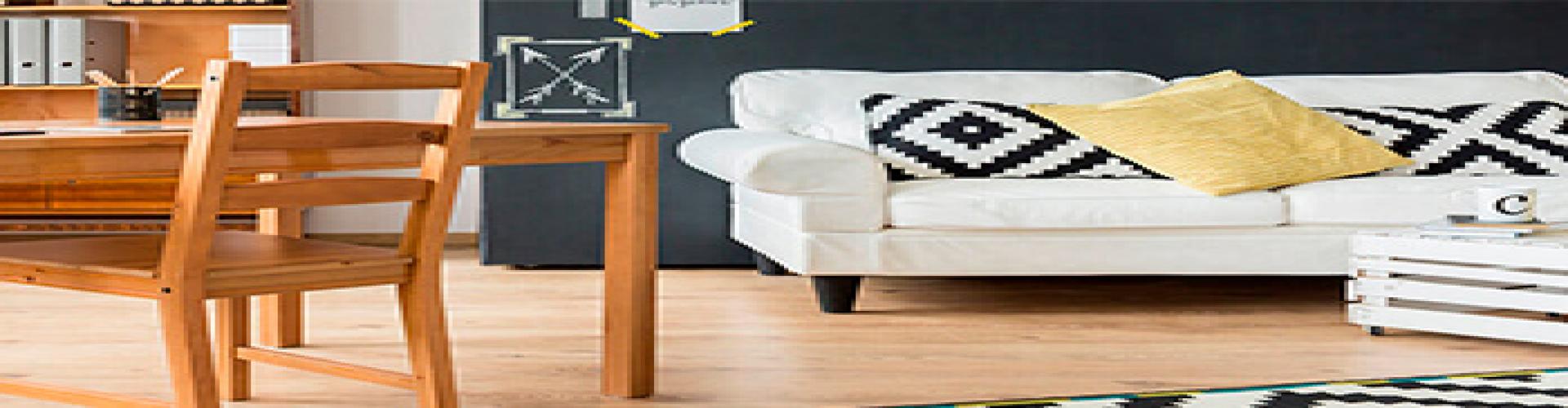 Hipoteca Tipo Variable distribuidor - Salón de una casa con sofá y mesa  - Caja Rural de Navarra