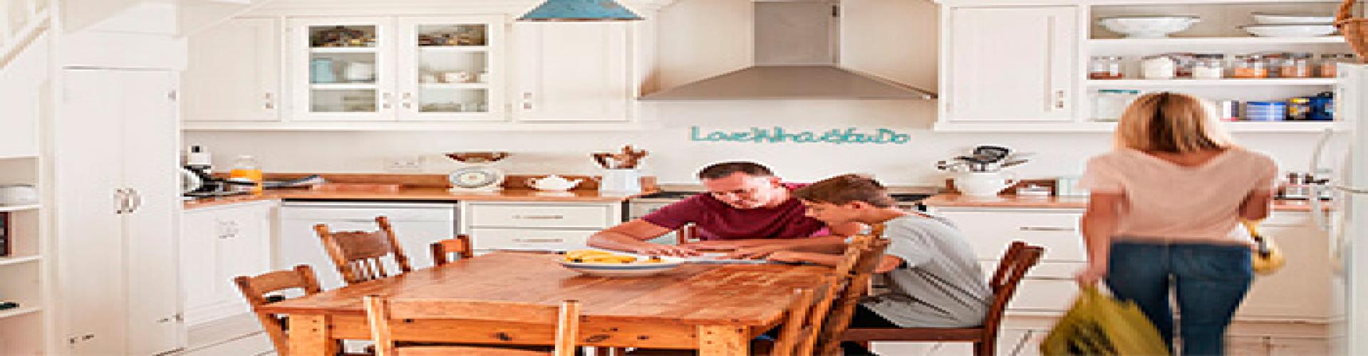 Hipoteca Mixta Vinculación distribuidor - Familia en la cocina de su casa - Caja Rural de Navarra