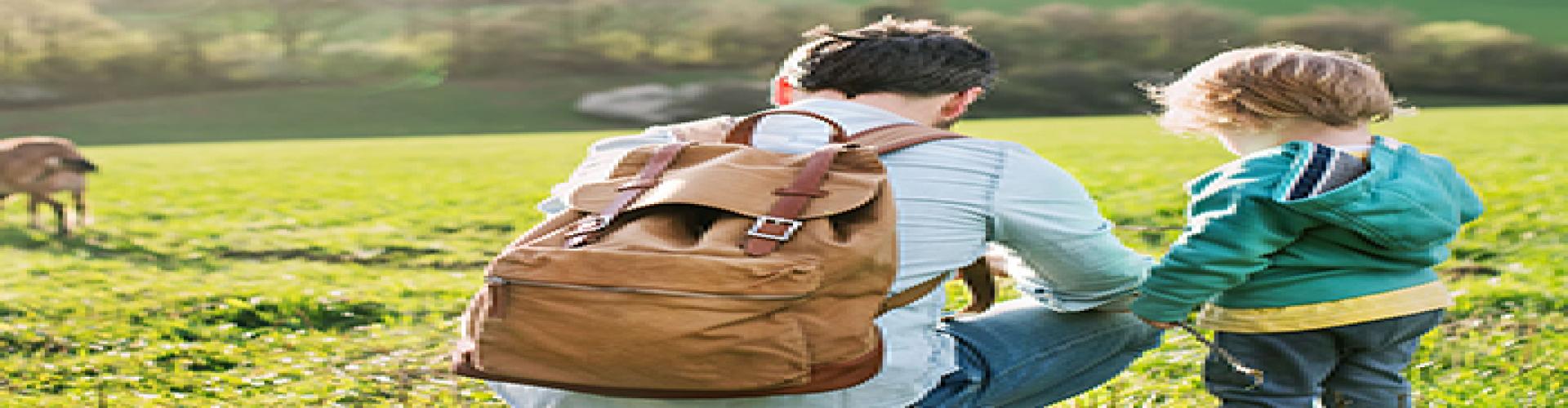 Planes de Pensiones distribuidor - Padre e hijo con su perro en la naturaleza - Caja Rural de Navarra