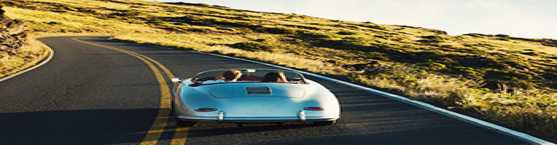 Seguro de Autos distribuidor - Coche por carretera rodeado de campo - Caja Rural de Navarra