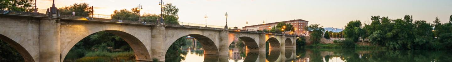 Puente-de-logrono-sobre-el-rio-contra-el-cielo-durante-el-atardecer