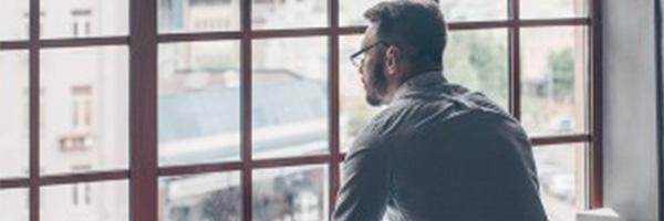 Crédito Promueve Autónomos - Hombre en oficina mirando por la ventana