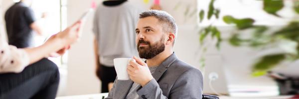 Hombre de traje con café en la mano Hombre de traje con café en la mano
