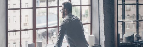 Crédito Promueve Autónomos - Hombre en oficina mirando por la ventana
