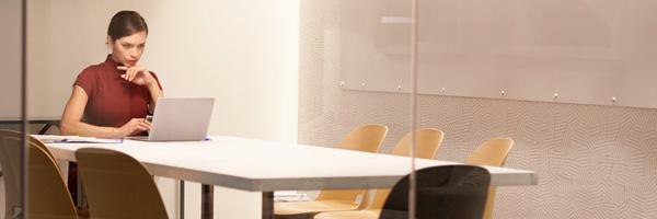 Financiación Internacional distribuidor - Mujer trabajando con portátil en sala en oficina - Caja Rural de Navarra Financiación Internacional distribuidor - Mujer trabajando con portátil en sala en oficina - Caja Rural de Navarra