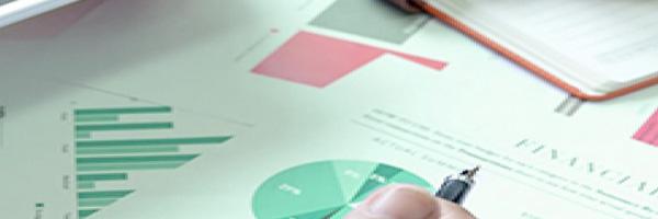 Depósito Vinculación Más por Más distribuidor - Gráficos con tablet y manos - Caja Rural de Navarra Depósito Vinculación Más por Más distribuidor - Gráficos con tablet y manos - Caja Rural de Navarra