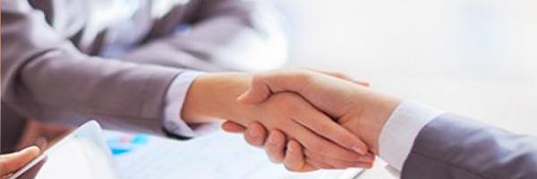Gestión de cobros de cuotas Instituciones - Apretón de manos entre dos personas con traje - Caja Rural de Navarra Gestión de cobros de cuotas Instituciones - Apretón de manos entre dos personas con traje - Caja Rural de Navarra