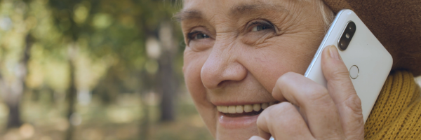 Programa Pensión Sumamos ventajas a tu pensión Caja Rural de Navarra abuela-feliz-hablando-por-telefono-y-sonriendo-comunicacion-con-parientes-familia