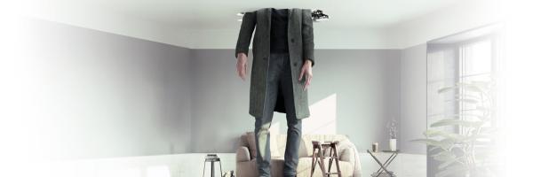 Seguro Hogar ¿Te queda GRANDE el precio de tu Seguro de Hogar? Te lo mejoramos. hombre gigante en sala de estar con cabeza atraviesa el techo.